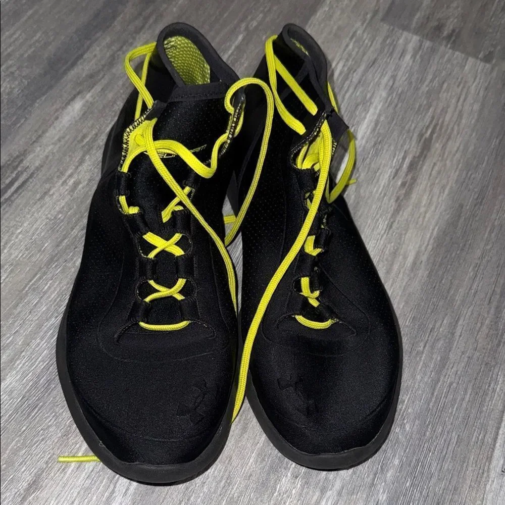 UNDER ARMOR UNISEX Black and Yellow Athletic Shoes